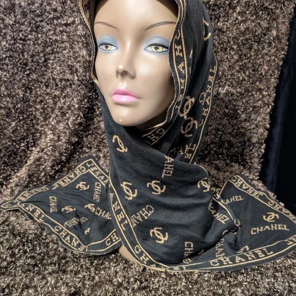 Chanel CC Logo Knit Scarf in Black & Beige - Picture 2 of 6